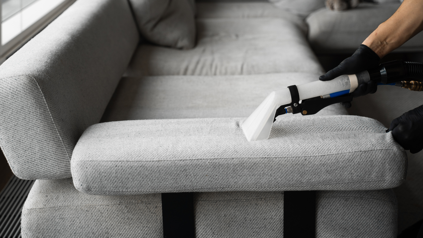 Comment nettoyer un canapé en tissu ?